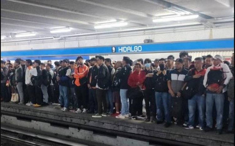 Falla en el Metro de la Línea 2 provoca retrasos y aglomeración de pasajeros