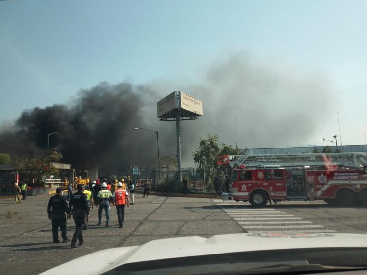 Reportan fuerte incendio en parque industrial de Ixtaczoquitlán, Veracruz