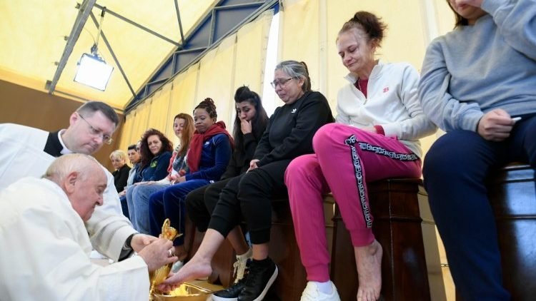El papa Francisco rompe la tradición y le lava los pies a 12 mujeres en una prisión