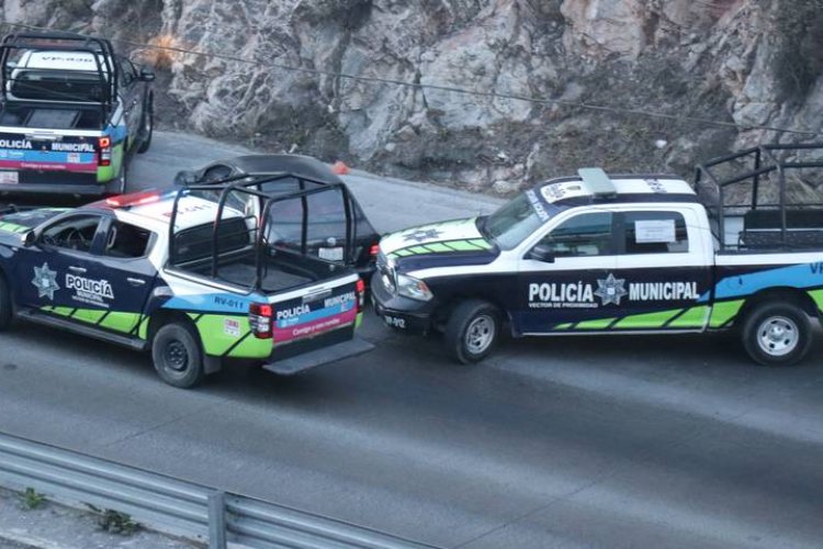 Encuentran vehículo abandonado con varios cuerpos sin vida en Periférico de Puebla