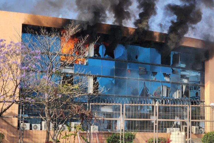 Normalistas de Ayotzinapa incendian Palacio de Gobierno de Chilpancingo, Guerrero