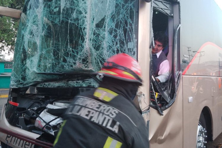 Autobús de pasajeros se impacta contra un tráiler en Tlalnepantla, Edomex; el conductor quedó prensado.