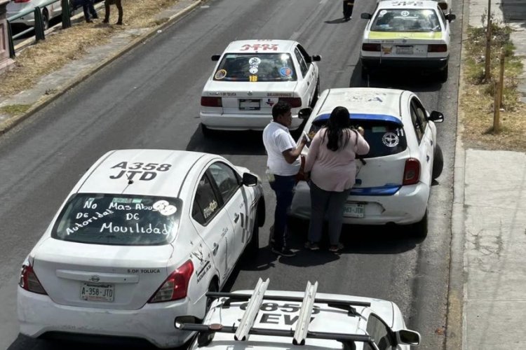 Taxistas se manifiestan en la Secretaría de Movilidad del Edomex por retención de 24 unidades
