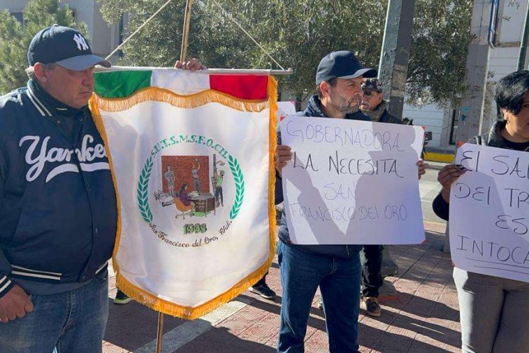 Trabajadores exigen su pago frente a Palacio de Gobierno de Chihuahua
