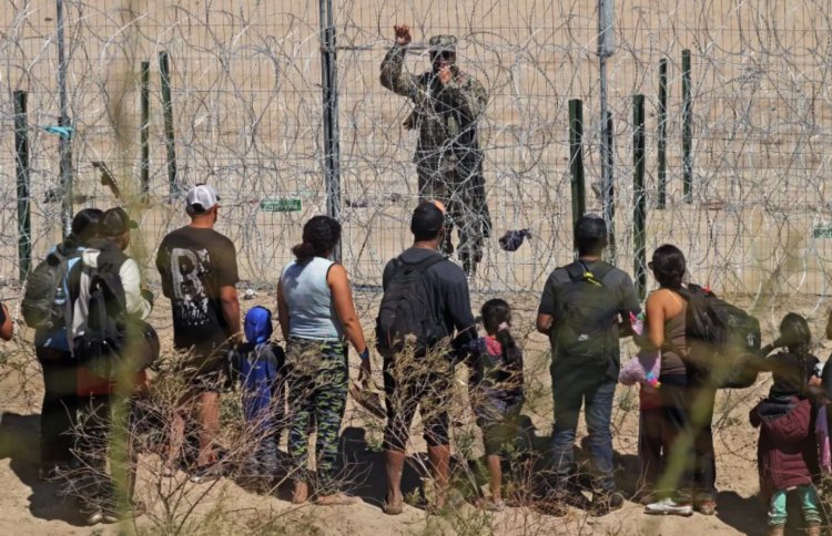 Justicia de EEUU anuncia que sigue suspendida ley para deportar migrantes desde Texas
