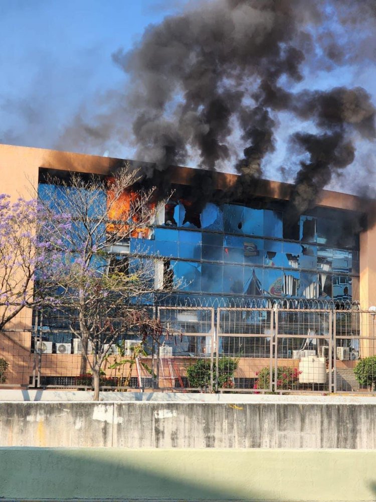 Normalistas de Ayotzinapa incendian Palacio de Gobierno de Chilpancingo, Guerrero