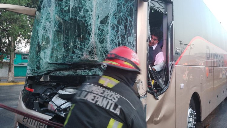 Autobús de pasajeros se impacta contra un tráiler en Tlalnepantla, Edomex; el conductor quedó prensado.