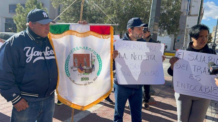 Trabajadores exigen su pago frente a Palacio de Gobierno de Chihuahua