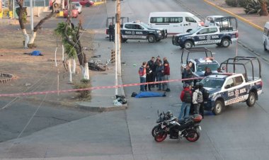 Camioneta atropella a dos personas que viajaban en motocicleta en Ecatepec, Edomex