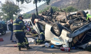 Camioneta de pasajeros se accidenta en calzada Ignacio Zaragoza; hay al menos dos muertos