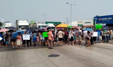 Vecinos cierran la Rafael Cuervo, en la ciudad de Veracruz, llevan 2 meses sin el vital liquido