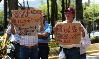 Trabajadores del ISSSTE bloquean la avenida Xalapa, exigen respeto a sus derechos laborales.