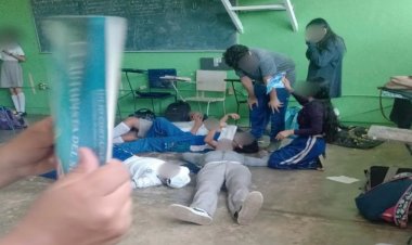 Maestro encierra a sus alumnos sin aire acondicionado en Coatzacoalcos