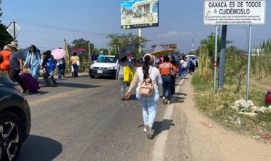 Maestros de la CNTE bloquean aeropuerto de Oaxaca y suspenden 27 vuelos
