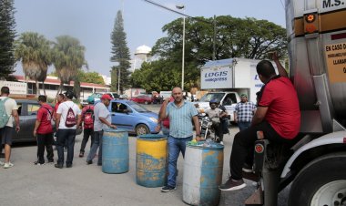 Maestros en Chiapas ahora instalan plantón frente a Pemex