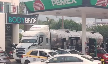 Llenan tinacos con gasolina tras desabasto por bloqueos de la CNTE en Chiapas