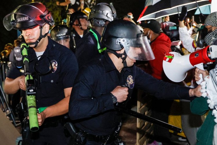 Policías desmantelan protesta en favor de Palestina en universidad de Los Ángeles
