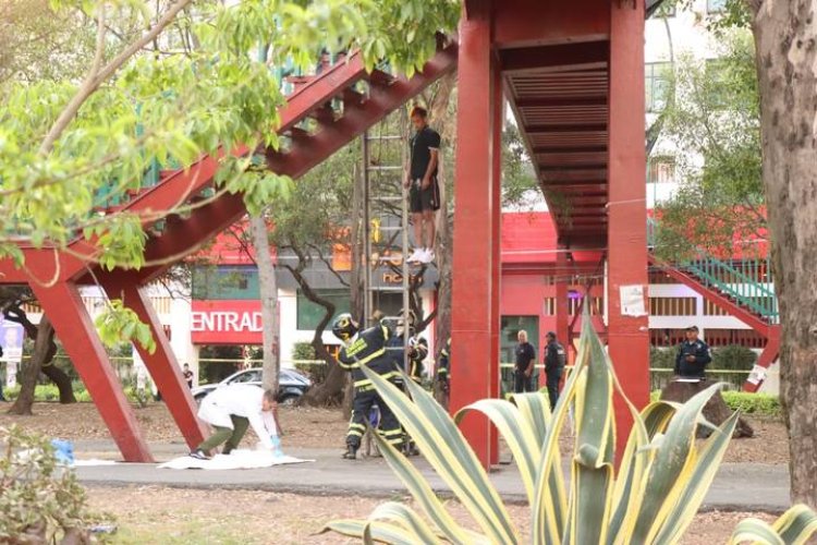 Encuentran cadáver colgado en puente peatonal de la Gustavo A. Madero