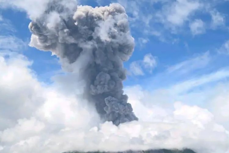 Volcán en Indonesia comenzó actividad eruptiva