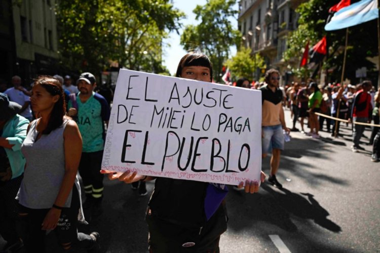 Argentina vive huelga general de obreros contra medidas de Milei