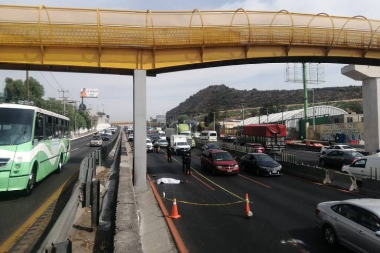 Muere motociclista al estamparse contra puente en la México-Puebla