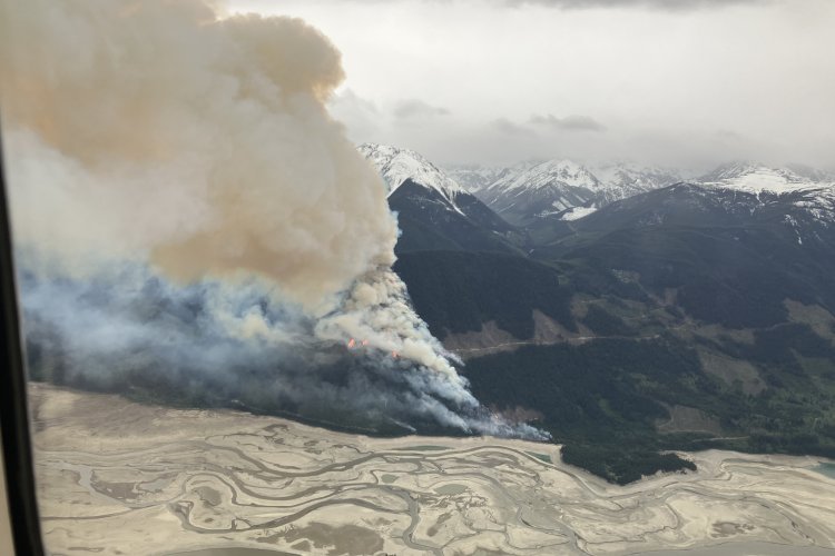 Miles de personas fueron desalojadas en Canadá por incendios forestales