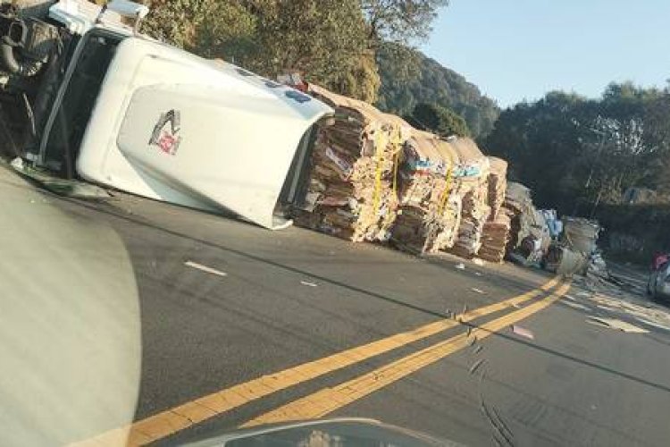 Tráiler cargado de cartón se volcó en la Naucalpan-Toluca