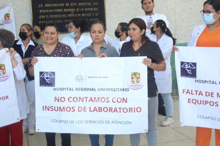 Continúan las manifestaciones de los trabajadores del HRU ante la falta de insumos y materiales en Colima capital