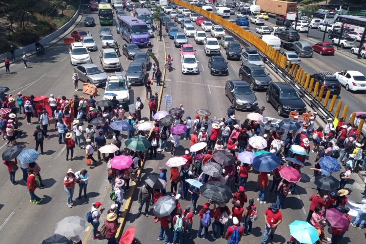 Maestros de la CNTE bloquean Circuito Interior y Reforma en la CDMX