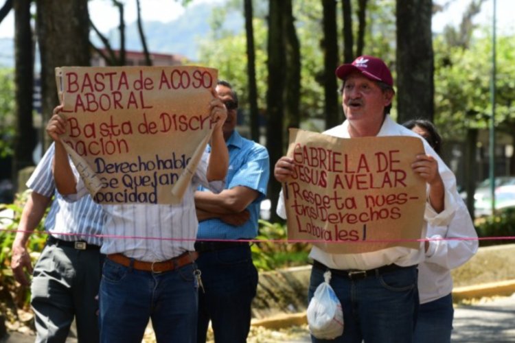 Trabajadores del ISSSTE bloquean la avenida Xalapa, exigen respeto a sus derechos laborales.