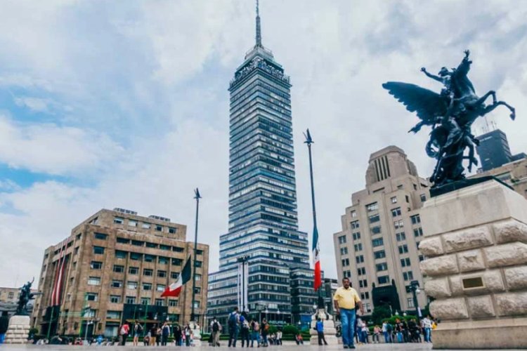 La Torre Latinoamericana es considerada como el primer rascacielos del mundo construido en zona sísmica