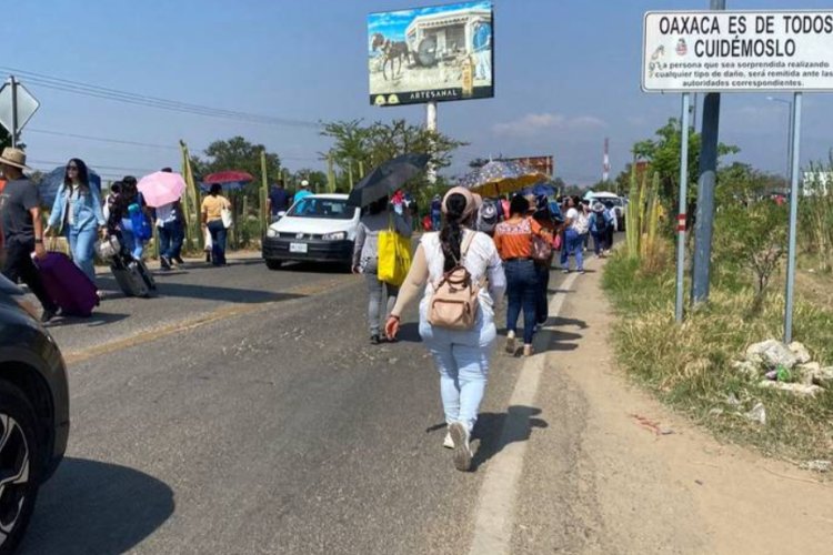 Maestros de la CNTE bloquean aeropuerto de Oaxaca y suspenden 27 vuelos