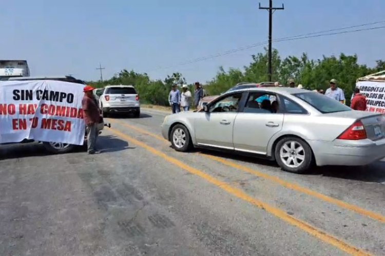 Continúan bloqueos carreteros pidiendo precio justo del sorgo en Tamaulipas