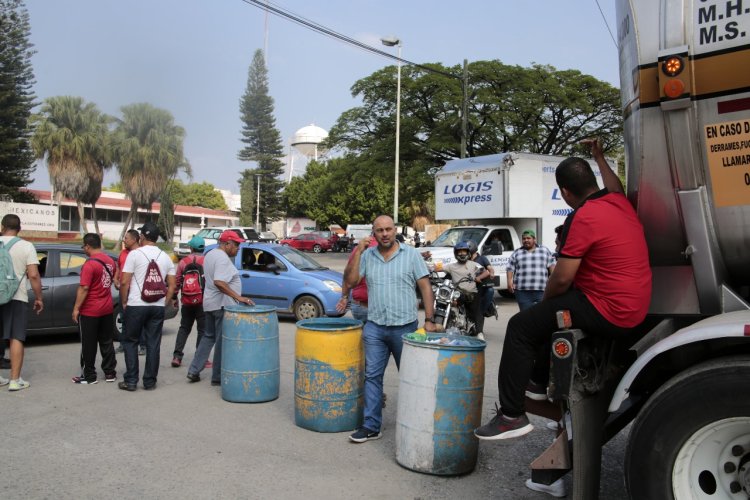 Maestros en Chiapas ahora instalan plantón frente a Pemex