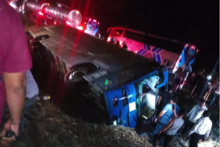 Camión que se dirigía a evento de Sheinbaum se accidenta en carretera de Veracruz