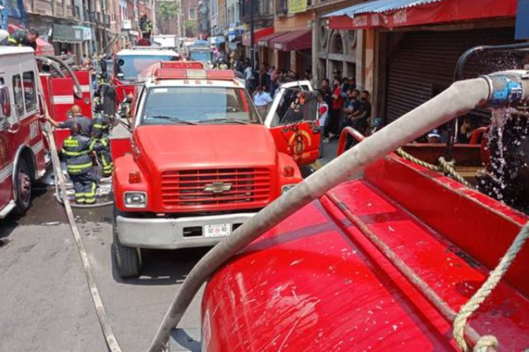 Se registra incendio que consume locales en la colonia Centro de la CDMX