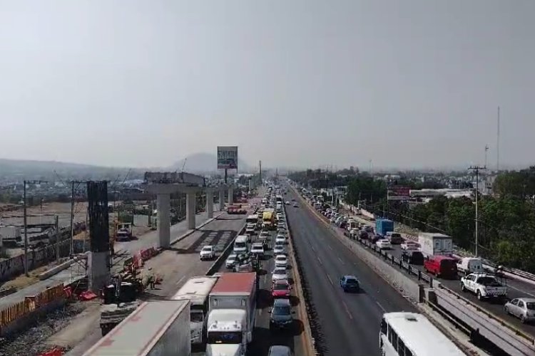 Cierran carriles en la autopista México-Puebla y ocasionan caos vial