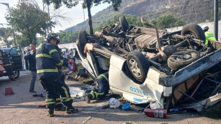 Camioneta de pasajeros se accidenta en calzada Ignacio Zaragoza; hay al menos dos muertos