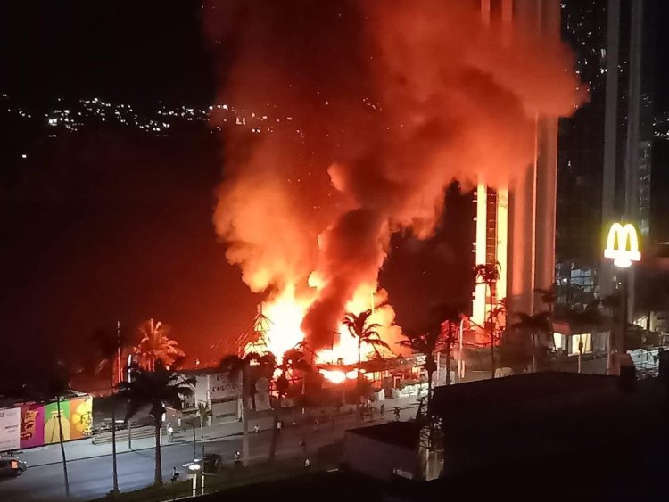 Incendio consume dos restaurantes en Acapulco