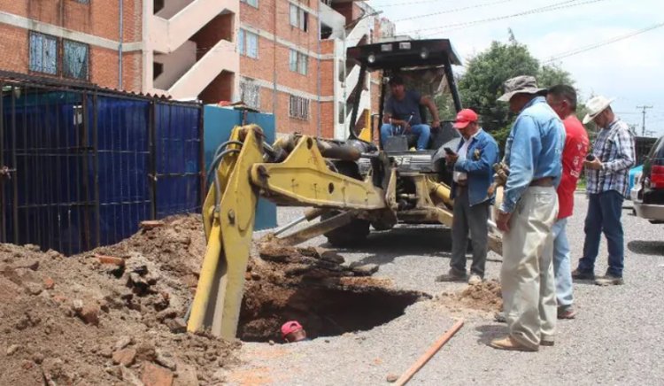 Pipa de agua cayó en socavón provocado por fuga de agua en Tultitlán