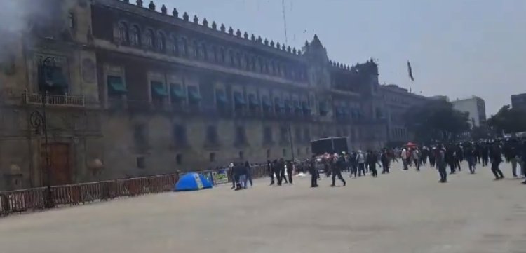 Protesta de normalistas en Palacio nacional deja 26 policías heridos en CDMX