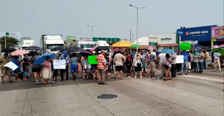 Vecinos cierran la Rafael Cuervo, en la ciudad de Veracruz, llevan 2 meses sin el vital liquido