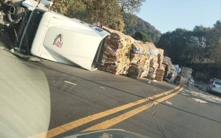 Tráiler cargado de cartón se volcó en la Naucalpan-Toluca