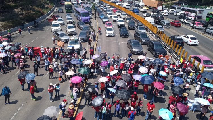 Maestros de la CNTE bloquean Circuito Interior y Reforma en la CDMX