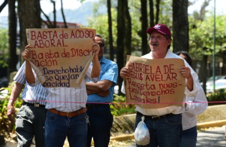 Trabajadores del ISSSTE bloquean la avenida Xalapa, exigen respeto a sus derechos laborales.