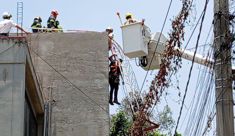 Fallece trabajador tras colapso de torre de comunicaciones en CDMX