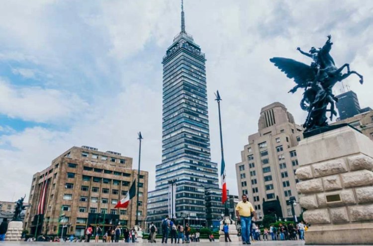 La Torre Latinoamericana es considerada como el primer rascacielos del mundo construido en zona sísmica