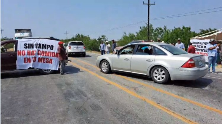 Continúan bloqueos carreteros pidiendo precio justo del sorgo en Tamaulipas