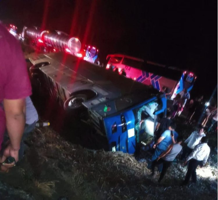 Camión que se dirigía a evento de Sheinbaum se accidenta en carretera de Veracruz