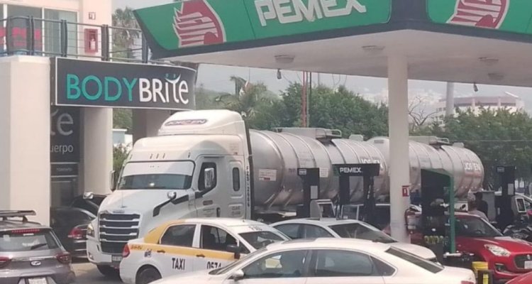 Llenan tinacos con gasolina tras desabasto por bloqueos de la CNTE en Chiapas